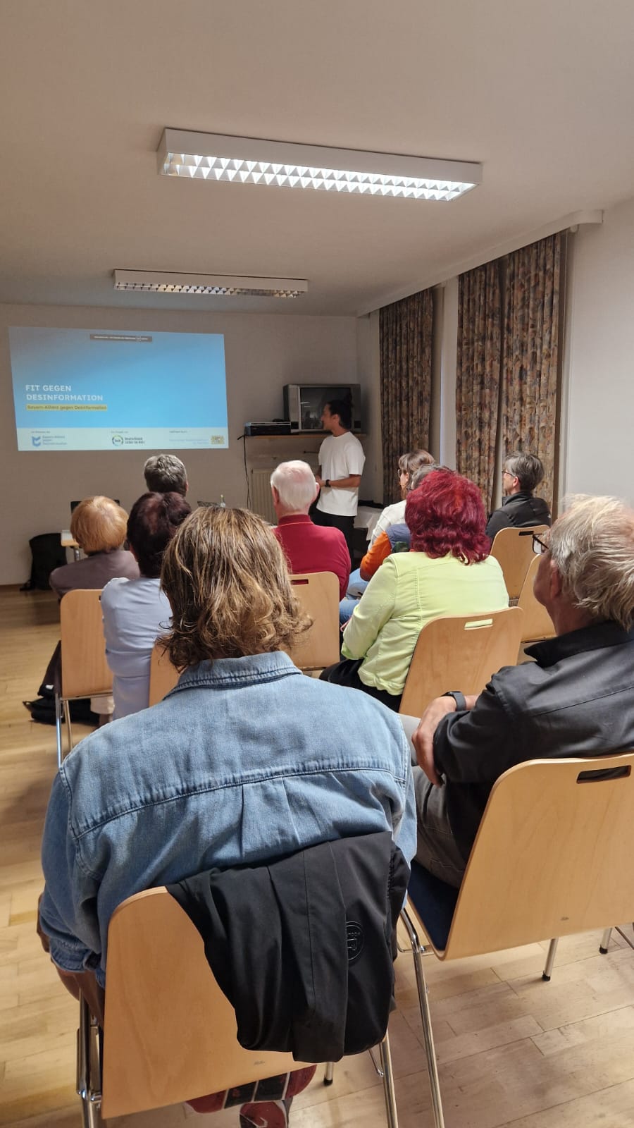 Robin Tapkan spricht beim Workshop Fit gegen Desinformation vor den Teilnehmenden im Kolpingheim Fischach.