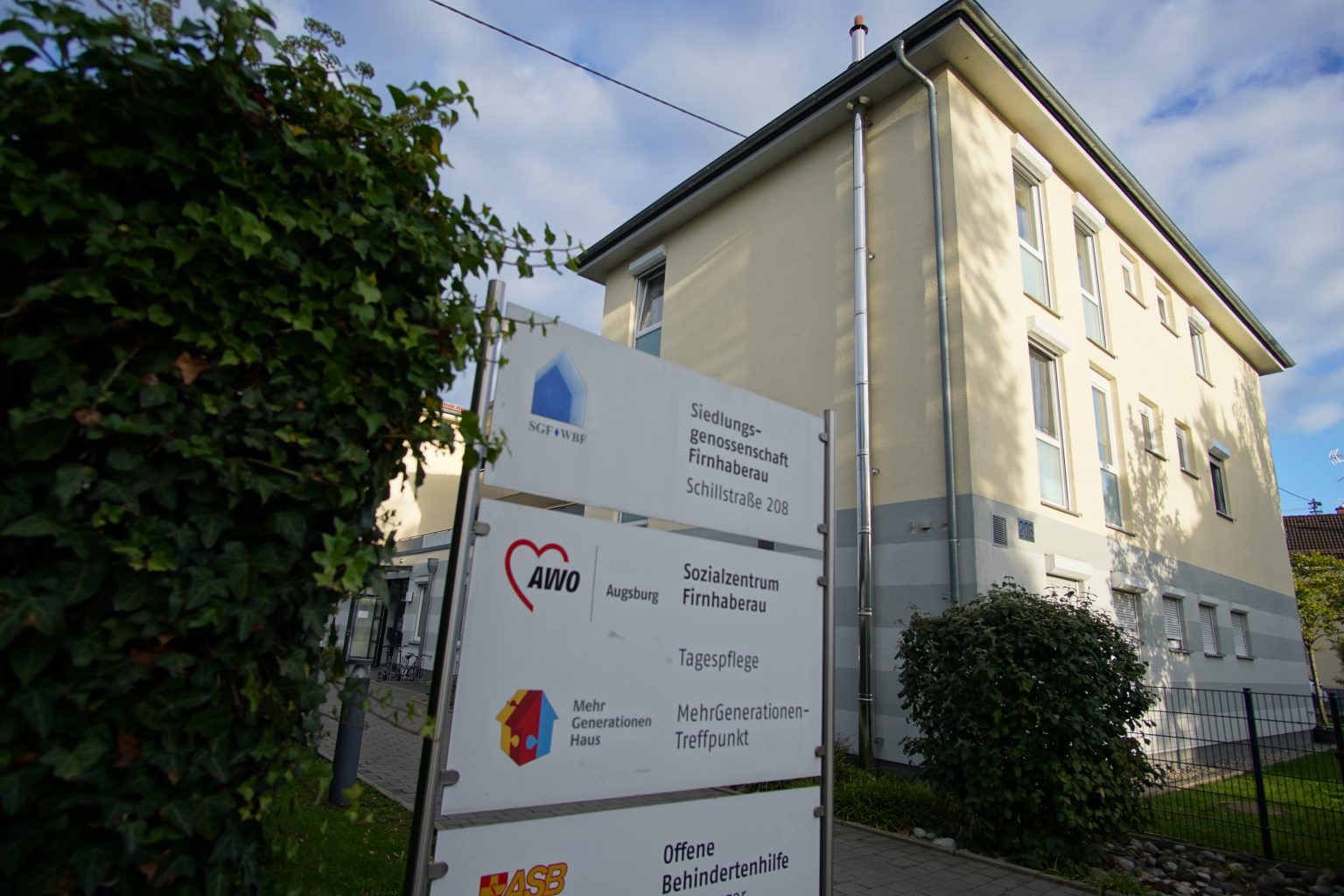Das Mehrgenerationenhaus und Sozialzentrum Firnhaberau in Augsburg.